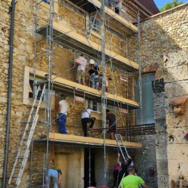 Chantier participatif d&rsquo;enduit chaux-sable sur murs en pierre