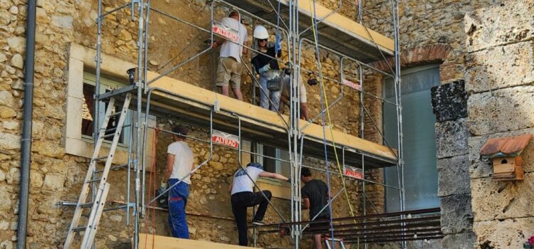 Chantier participatif d&rsquo;enduit chaux-sable sur murs en pierre