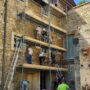 Chantier participatif d&rsquo;enduit chaux-sable sur murs en pierre